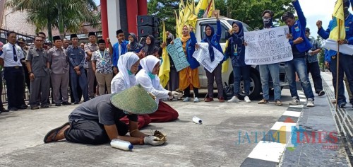 Mahasiswa PMII Blitar saat aksi demo ke kantor DPRD Kabupaten Blitar membawa kotoran sapi.(Foto : Team BlitarTIMES)