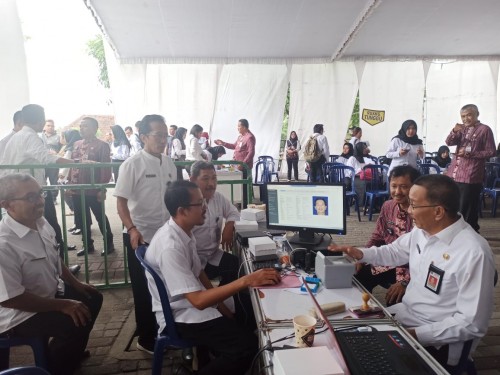 Petugas Dispendukcapil Kab Blitar stand by di SLG Kediri selama pelaksanaan tes CPNS