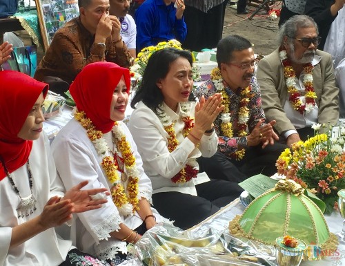 Menteri Pemberdayaan Perempuan dan Perlindungan Anak I Gusti Ayu Bintang Darmawati menangis saat menyaksikan pertunjukkan anak difabel di Bring Rahardjo, Desa Junrejo, Kecamatan Bumiaji, Kamis (27/2/2020). (Foto: Irsya Richa/MalangTIMES)