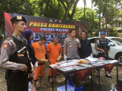 Dua orang tersangka (baju tahanan oranye) saat sesi rilis karena menerima paketan narkoba yang dikirim dari jasa ekspedisi (Foto : Ashaq Lupito / MalangTIMES)