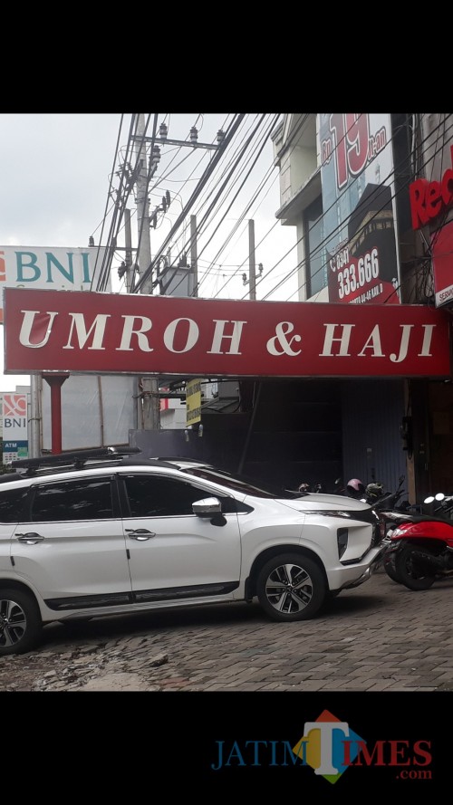 Salah satu agen travel Haji dan Umroh yang ada di Malang. (Foto: Tubagus Achmad/ MalangTIMES)