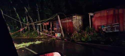 Kondisi warung ambles di Dusun Ngepreh, Desa Megal Sari, Kecamatan Pujon meluap, Kamis (27/2/2020) malam. (Foto: istmewa)
