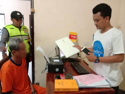 Tersangka Sunari alias Narit (baju tahanan) saat menjalani pemeriksaan di kantor Polsek Turen