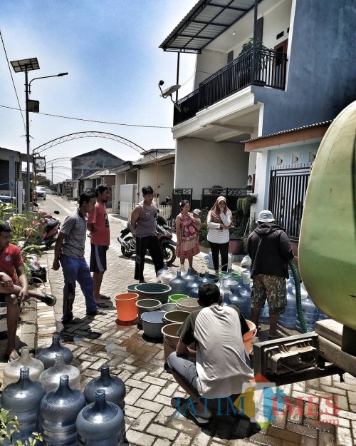 Warga saat mengantri bantuan air (Dok. MalangTIMES)