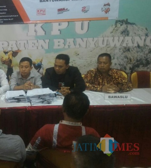 Dian Purnawan (dua dari kanan), komisioner KPU Banyuwangi. (Nurhadi/Banyuwangi Jatim TIMES)