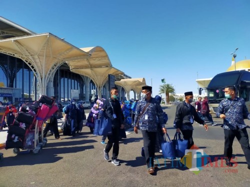 Jamaah Umroh dari Sulawesi Selatan, Makassar yang telah mendarat di Arab Saudi dan telah keluar dari Imigrasi. (Foto: Saudi Patria Wisata for MalangTimes)