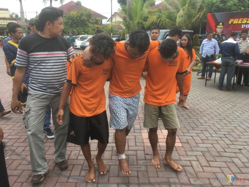 Para pelaku curas (baju tahanan oranye) yang terpaksa dilumpuhkan dengan timah panas karena melawan saat hendak diamankan polisi. (Foto : Ashaq Lupito / MalangTIMES)