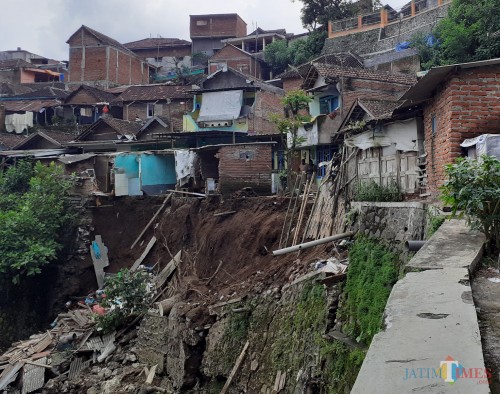 Pelengsengan di kawasan Muharto, Kelurahan Kotalama, Kecamatan Kedungkandang, Kota Malang, yang ambrol karena longsor. (Arifina Cahyanti Firdausi/MalangTIMES)
