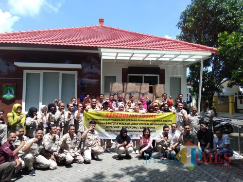 Sebanyak 50 ribu masker yang hendak disalurkan untuk pekerja migran di luar negeri saat diserahkan secara simbolis di Kantor Disnaker Kabupaten Malang