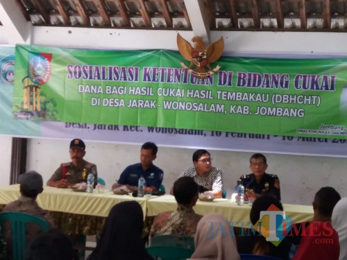 Suasana sosialisasi rokok ilegal di Balai Desa Jarak, Kecamatan Wonosalam, Jombang. (Foto : Dokumentasi Diskominfo Jombang)