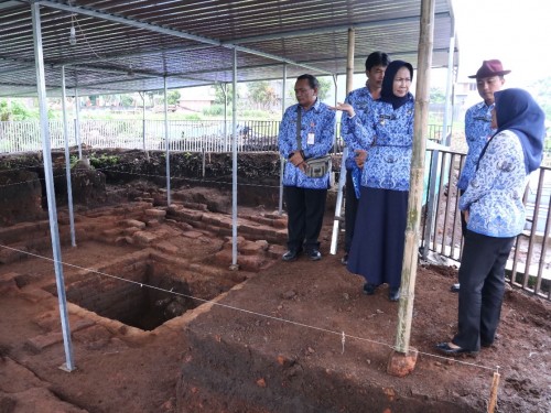 Wali Kota Batu Dewanti Rumpoko saat melihat lokasi di Desa Pendem, Kecamatan Junrejo, Senin (17/2/2020). (Foto: humas Pemkot Batu)