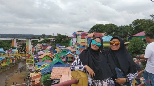 Wisatawan saat menikmati keindahan Kampung Warna-warni di Kota Malang (foto dok MalangTIMES)
