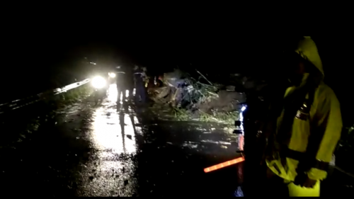Petugas saat mengatur lalu lintas akibat tanah longsor di Dusun Talasan Desa Sukomulyo, Kamis (27/2/2020) malam. (Foto: screenshoot video)