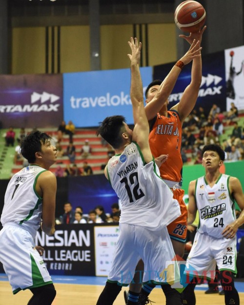 Dua pemain basket beradu skill memperebutkan bola. (ist)