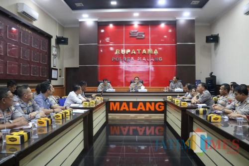 Kapolres Malang, AKBP Hendri Umar (di podium, duduk ditengah) saat memimpin Rapat Koordinasi Pengamanan Laga Arema vs Persib Bandung
