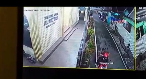 Potongan gambar CCTV saat pelaku dan korban akan berangkat menuju kawasan Comboran berboncengan motor (ist)