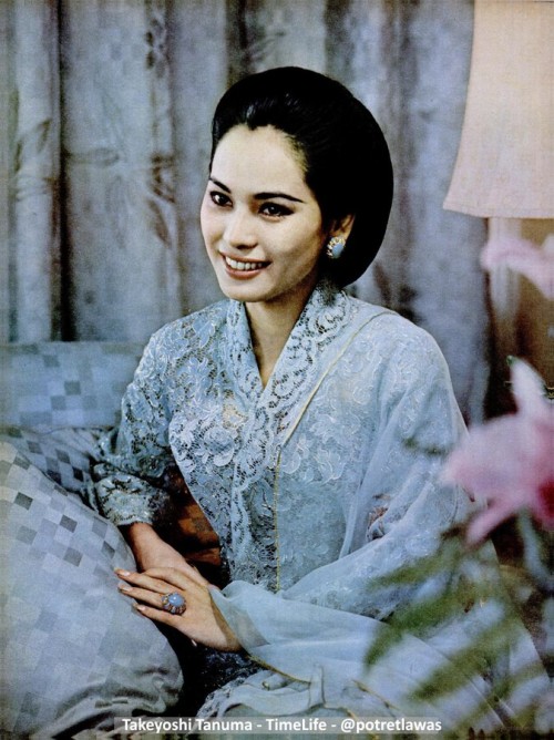 Dewi Soekarno saat diabadikan oleh fotografer Takeyoshi Tanami di Hotel Okura Tokyo, 1966 (@potretlawas)