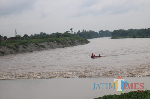 Terlihat perahu BPBD Jombang sedang melakukan pencarian korban di Sungai Brantas. (Foto : Adi Rosul / JombangTIMES)