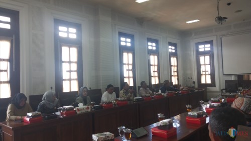 Suasana hearing antara Komisi B DPRD Kota Malang dengan warga Desa Mangliawan (Pipit Anggraeni/MalangTIMES).