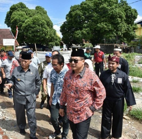 Bupati Malang Sanusi (satu dari kiri) dan Didik Gatot Subroto (3 dari kiri), pasangan calon bupati dan Wabup dari PDI Perjuangan di sebuah acara. (Ist)