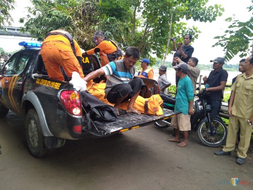 Evakuasi mayat di dermaga Desa Megaluh, Jombang. ( Foto : Adi Rosul / JombangTIMES)