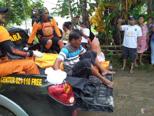 Proses evakuasi dua korban meninggal perahu tenggelam di Sungai Brantas Jombang (Foto: Adi Rosul/ JombangTIMES)