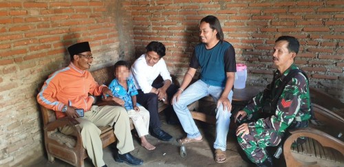 Petugas saat melakukan penyelidikan di rumah TN, korban dugaan pencurian anak yang ternyata hanya berita hoax (Foto : Istimewa)