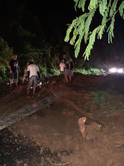 Kondisi Jalan Utama Malang-Kediri tertimbun tanah longsor. (Foto: istimewa)