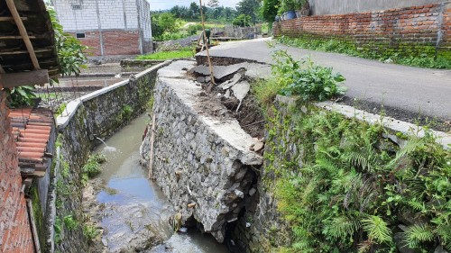 Longsor memakan bahu jalan di jalan Wukir, Gang 12, Kelurahan Temas, Kecamatan Batu, Senin (2/3/2020). (Foto: BPBD Kota Batu for MalangTIMES)
