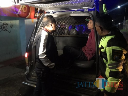 Tersangka Sudi Hartono alias Remon (di dalam mobil) saat digelandang petugas ke kantor Mapolsek Singosari
