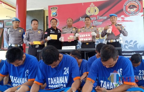 Sebanyak 13 tersangka pengedar narkotika diamankan Polres Blitar.(Foto : Team BlitarTIMES)