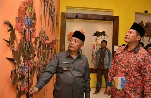Bupati Malang Sanusi dan Didik Gatot Subroto saat di acara Gema Desa di Tumpang. (Humas Pemkab Malang for MalangTimes)