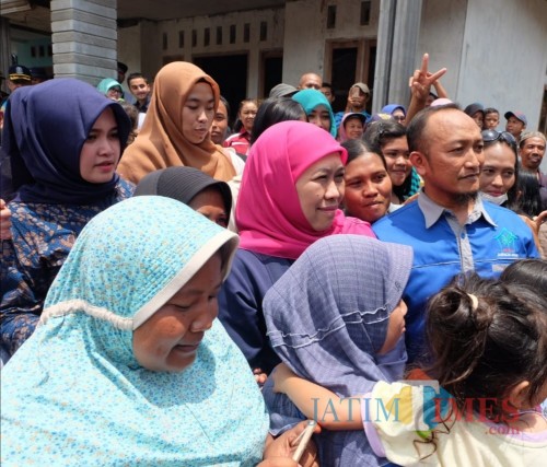 Gubernur Jatim Khofifah Indar Parawansa (jilbab merah) meminta masyarakat jangan panik memborong sembako dan melempar hoaks Corona (MalangTIMES)