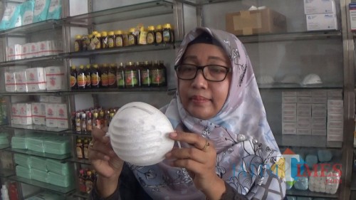 Salah satu penjual saat menunjukkan sisa masker N95 yang akan dijual. (Arifina Cahyanti Firdausi/MalangTIMES)