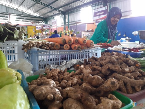 Salah satu pedagang rempah-rempah saat menunjukkan beberapa dagangannya di Pasar Klojen, Kota Malang (Arifina Cahyanti Firdausi/ MalangTIMES)