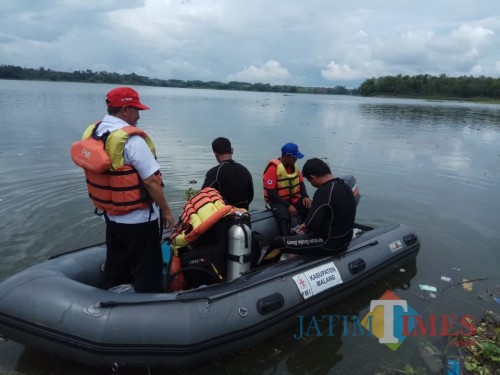 Petugas saat melakukan upaya pencarian korban yang diduga tenggelam di Bendungan Karangkates