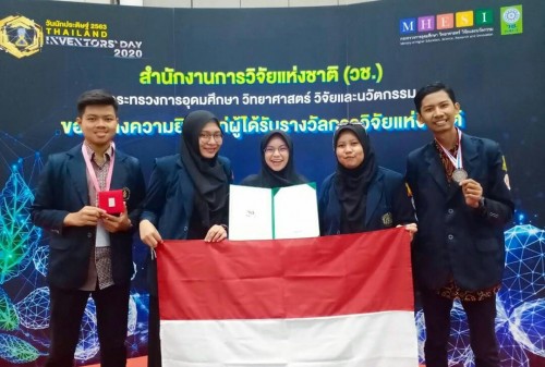 Tim FarmDev.Co usai menerima medali. (Foto: istimewa)