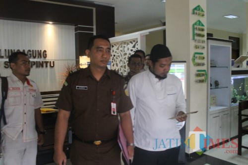 danang (baju putih) saat dibawa ke Lapas Klas 2B dari Kejaksaan (Joko Pramono for Jatim Times)