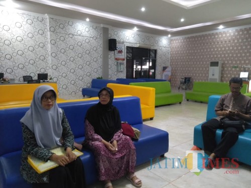 Antrian pemohon paspor di Kantor Imigrasi Blitar. (Foto: Team BlitarTIMES)