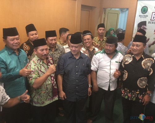DPC PKB Kabupaten Malang, Ali Ahmad (depan, paling kiri) didampingi Ketua PCNU Kabupaten Malang, Dr Umar Usman (depan, dua dari kiri) saat melakukan pertemuan membahas rekomendasi Pilkada Kabupaten Malang (Foto : Ashaq Lupito / MalangTIMES)