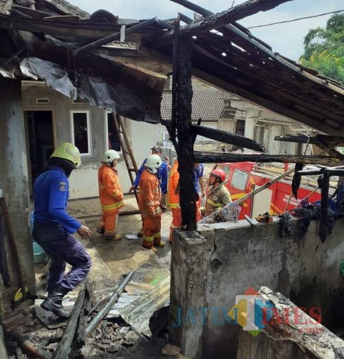 Petugas pemadam kebakaran saat berupaya memadamkan api. (Foto: Dokumen JatimTIMES)