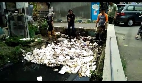 Tumpukan sampah mengambang di saluran air di kawasan Kecamatan Sukun, Kota Malang (Istimewa)
