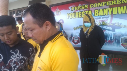RS (belakang) oknum bidan yang diduga melakukan praktik dokter tanpa izin. (Nurhadi/BanyuwangiTIMES)