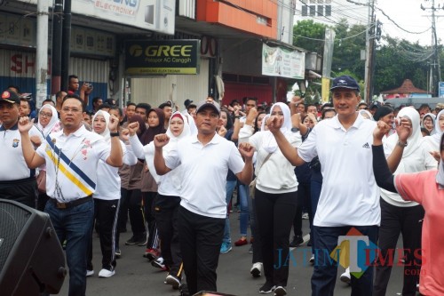 Kapolresta Kediri AKBP Miko Indrayana bersama Forkopimda Kota Kediri senam sehat di Car Free Day Jalan Dhoho. (eko Arif s /JatimTimes)