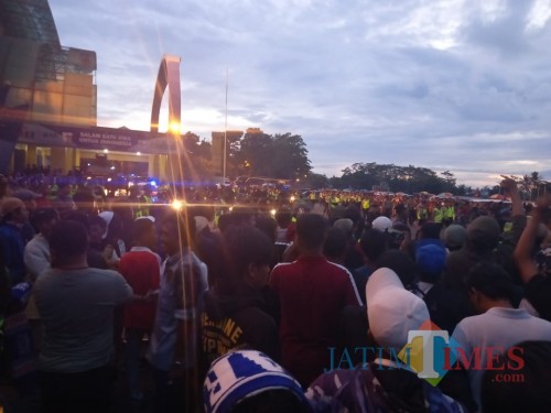 Kondisi kurang kondusif saat kendaraan Persib akan keluar Stadion Kanjuruhan (Hendra Saputra)