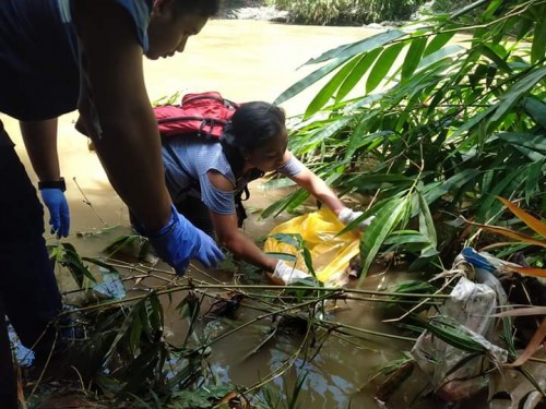 Tim relawan saat tengah mengevakuasi jasad bayi yang tersangkut pohon bambu disungai Brantas Kelurahan Bumiayu (Ist)