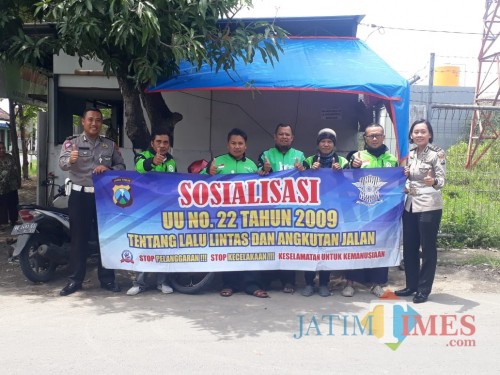 Aipda Anita (kanan) dan Brigadir Indrayana (kiri) bersama pengendara ojek online, Senin (9/3/2020)