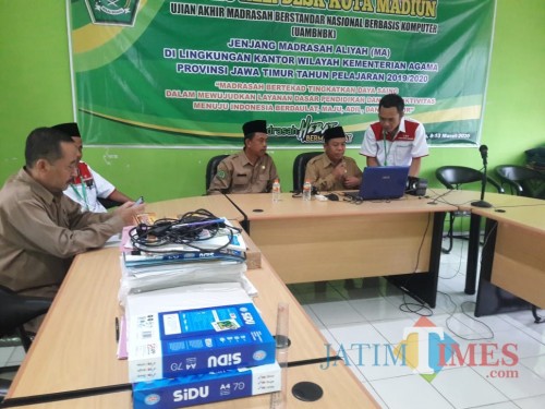 Caption : Video Teleconference Di Posko Helpdesk Kota Madiun Bersama Dengan Kepala Kantor Kemenag Kota Madiun (tengah depan), Senin (8/3/2020). (Foto:Istimewa)