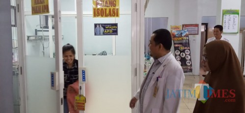 Didin saat keluar dari ruang isolasi setelah dinaytakan negatif covid-19 (Joko Pramono for Jatim Times)