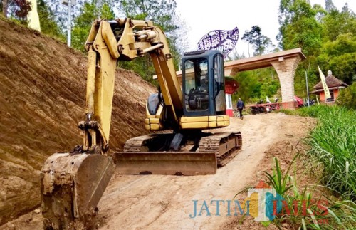 Jalan tembus terlihat dari loket wanawisata paralayang, Gunung Banyak, Kelurahan Songgokerto, Kecamatan Batu. (Foto: Irsya Richa/MalangTIMES)